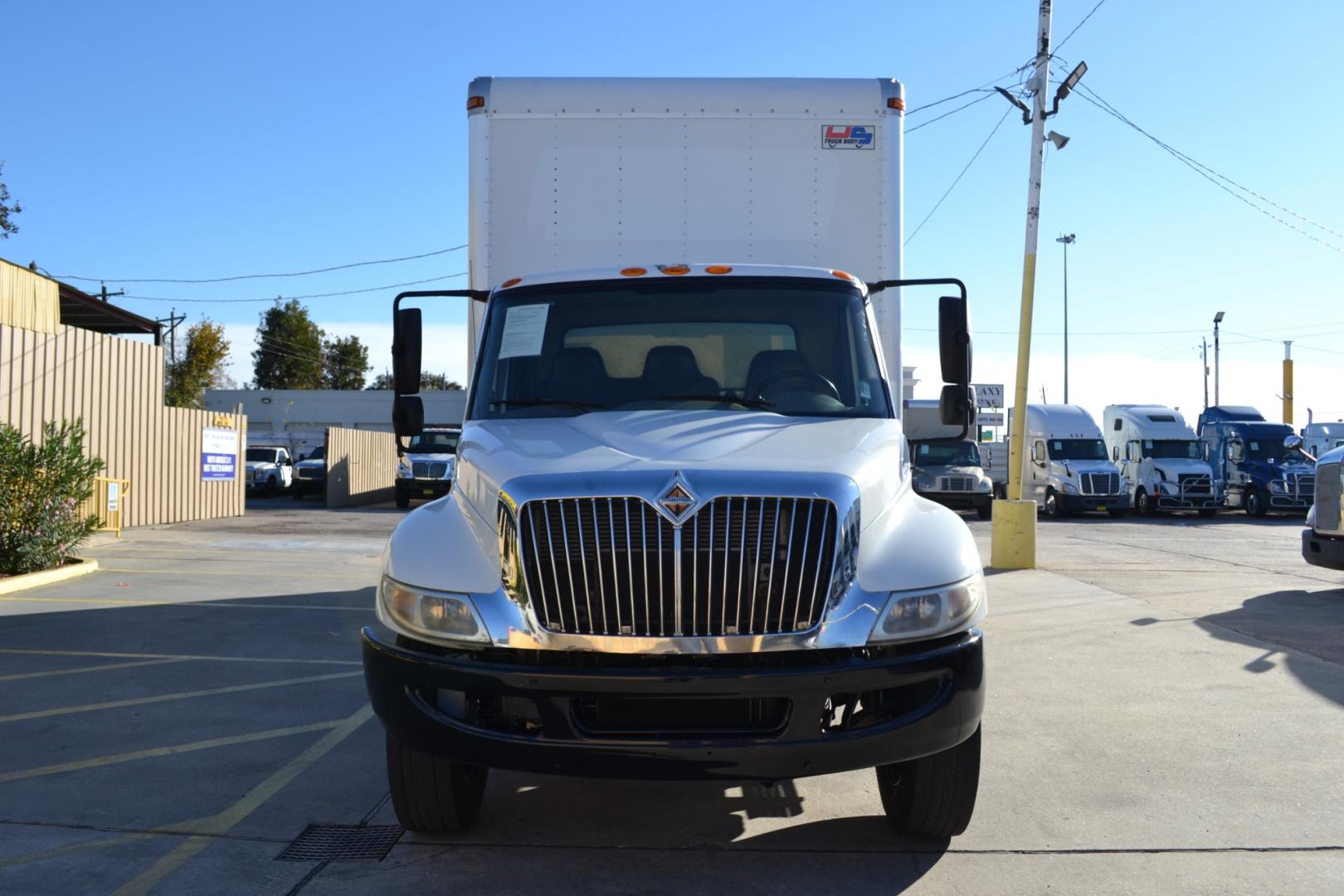 2016 WHITE /BLACK INTERNATIONAL 4300 with an CUMMINS ISB 6.7L 220HP engine, ALLISON 2100HS AUTOMATIC transmission, located at 9172 North Fwy, Houston, TX, 77037, (713) 910-6868, 29.887470, -95.411903 - 25,999LB GVWR NON CDL, 26FT BOX, 13'6FT CLEARANCE, HEIGHT 103" X WIDTH 102", AIR RIDE , DUAL 40 GALLON FUEL TANKS, CRUISE CONTROL, COLD A/C , - Photo#1